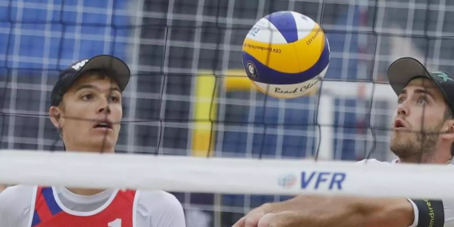 Die Beachvolleyballer Julius Thole und Clemens Wickler haben in Moskau den dritten Platz belegt. Foto: Pavel Golovkin/AP
