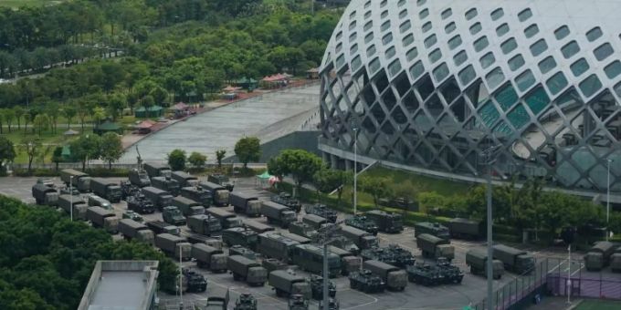 Gepanzerte Fahrzeuge und Truppentransporter am Shenzhen Bay Stadion. Die Übungen der paramilitärischen Polizei in der an Hongkong grenzenden Stadt Shenzhen seien als «deutliche Warnung» zu sehen. (Archivbild) China Hongkong