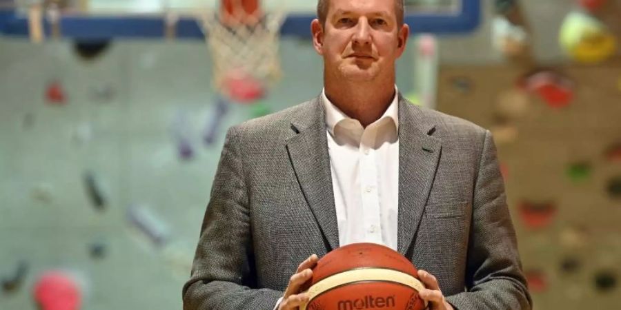 Trifft im Rahmen der Qualifikation für die Heim-EM 2021 mit dem DBB-Team auf Dauergegner Frankreich: Bundestrainer Henrik Rödl. Foto: Harald Tittel