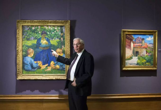 Blocher mit Bildern aus seiner Sammlung. Das SRF hingegen kann er nicht kaufen. blocher