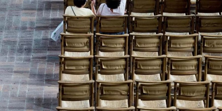 Gähnende Leere: Zwei Frauen sitzen in der Marktkirche von Hannover. Foto: Julian Stratenschulte