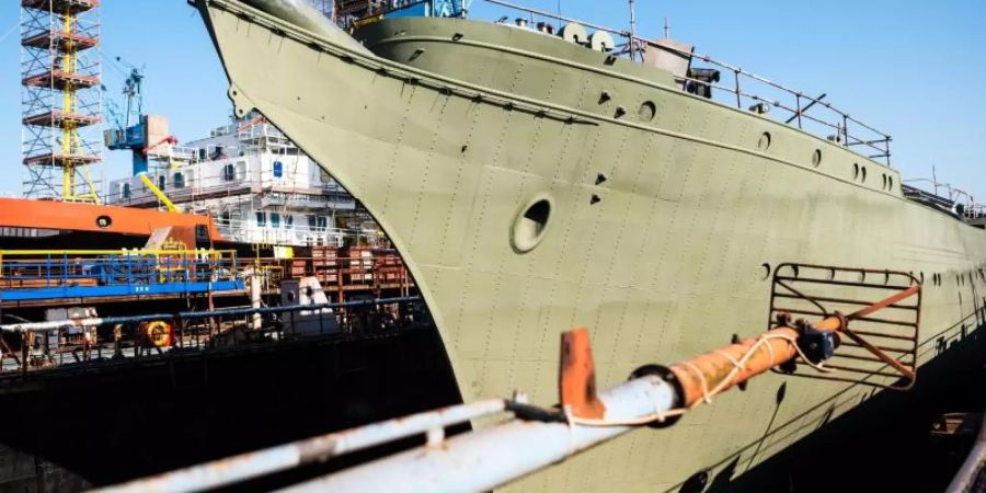 Das Marine-Segelschulschiff «Gorch Fock» in einem Dock der Bredo-Werft. Foto: Mohssen Assanimoghaddam