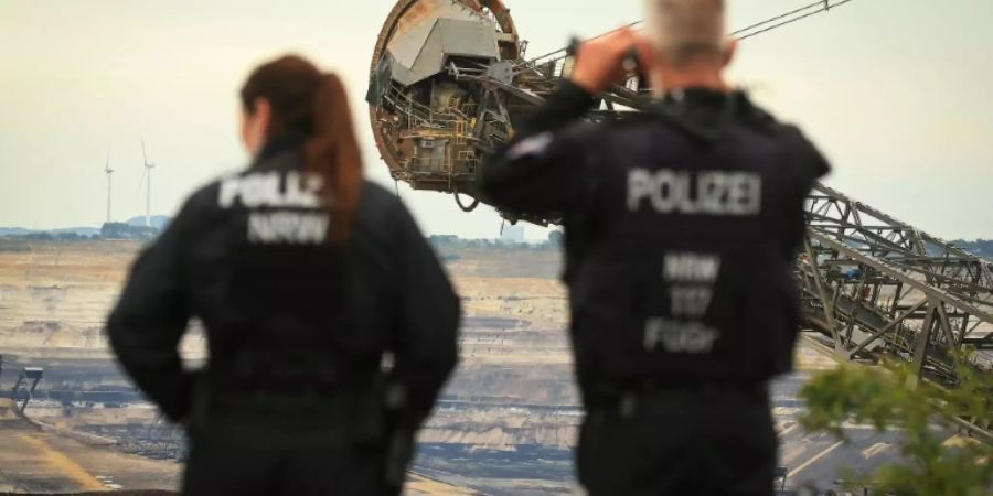 Polizisten am Tagebau Garzweiler