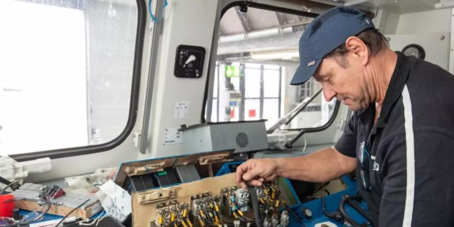 Klaus David, 64, arbeitet schon seit 49 Jahren bei der Bahn, ist aber seit Anfang letzten Jahres im Ruhestand. Für ein paar Tage im Monat geht er weiter ins Werk. Foto: Daniel Karmann