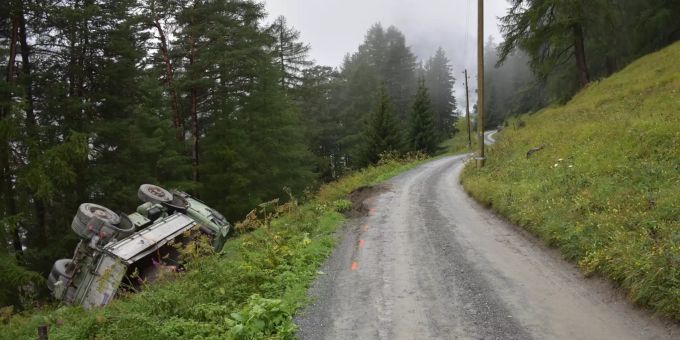 Ein Lastwagen stürzte eine Böschung hinunter, nachdem das talseitige Strassenstück nachgab. Ein Lastwagen stürzte eine Böschung hinunter.