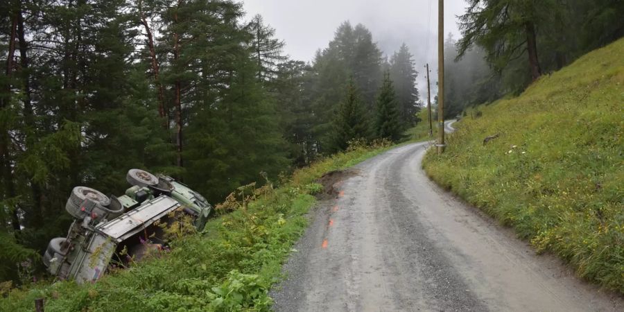 Ein Lastwagen stürzte eine Böschung hinunter.