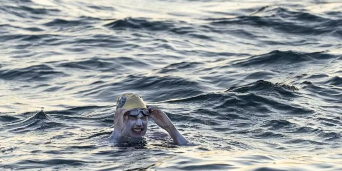 Dieses undatierte Foto zeigt die amerikanische Schwimmerin Sarah Thomas im Ärmelkanal. Foto: Jon Washer Dieses undatierte Foto zeigt die amerikanische Schwimmerin Sarah Thomas im Ärmelkanal. Foto: Jon Washer