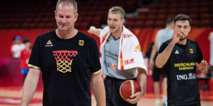 Coach Henrik Rödl (l), Niels Giffey (M) und Ismet Akpinar beim Training. Foto: Swen Pförtner