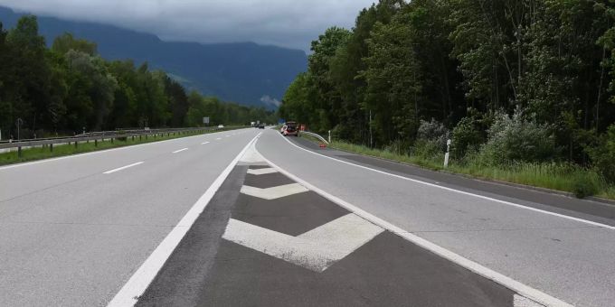 Zwei Autos stehen nach einer Streifkollision am 06.06.19 auf dem Pannenstreifen der A13 in Richtung Sargans SG bei Sevelen SG. Sevelen