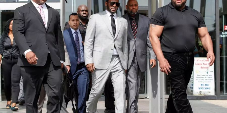 R. Kelly (M.) verlässt das Gerichtsgebäude in Chicago