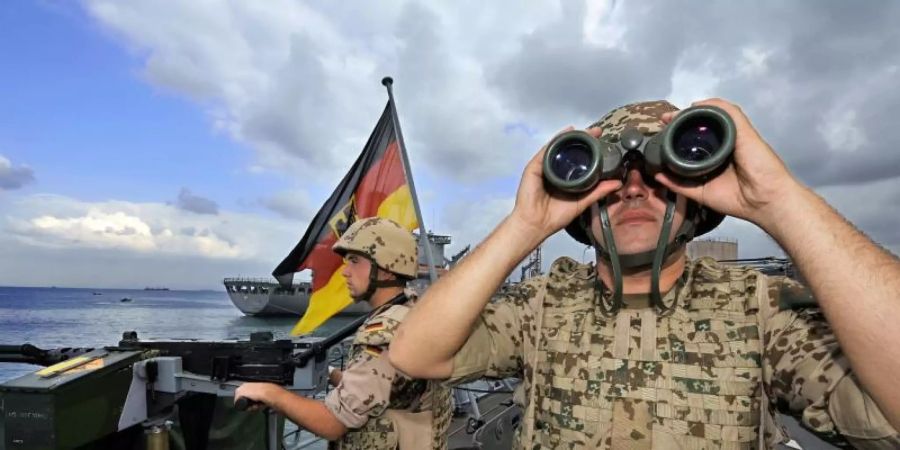 Deutsche Marine-Soldaten halten an Bord der Fregatte «Karlsruhe» Wache. Die USA haben Deutschland gebeten, sich an der Sicherung des Handelsverkehrs in der Strasse von Hormus zu beteiligen. Foto: Gero Breloer