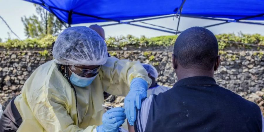 Ein Mann in Goma wird gegen Ebola geimpft