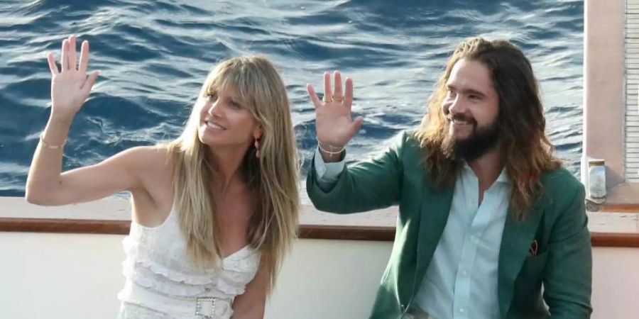 Topmodel Heidi Klum und Musiker Tom Kaulitz winken von einem Boot. Klum schürt seit Tagen Gerüchte, dass sie auf der italienischen Promi-Insel Capri mit dem Musiker Tom Kaulitz eine grosse Hochzeitsparty feiert. Foto: Sanjin Strukic/PIXSELL