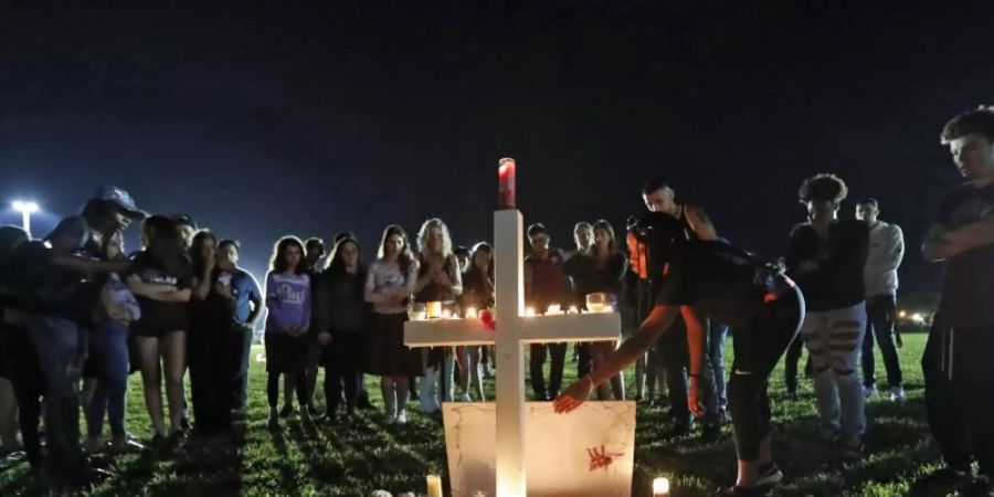 Beim Massaker an der Douglas High School in Parkland starben im Februar 2018 17 Menschen. Foto: Gerald Herbert/AP