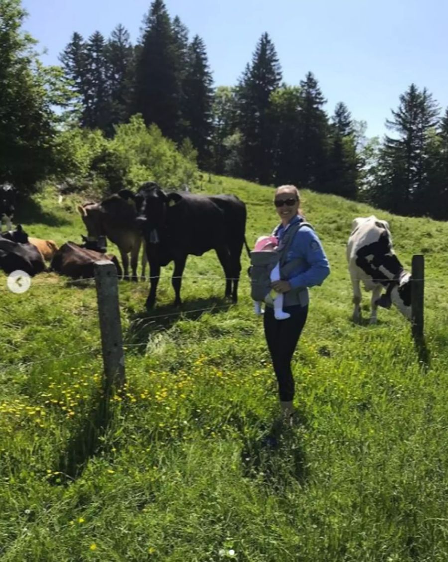 Martina Hingis und Tochter Lia auf Wanderung in der Taminaschlucht.