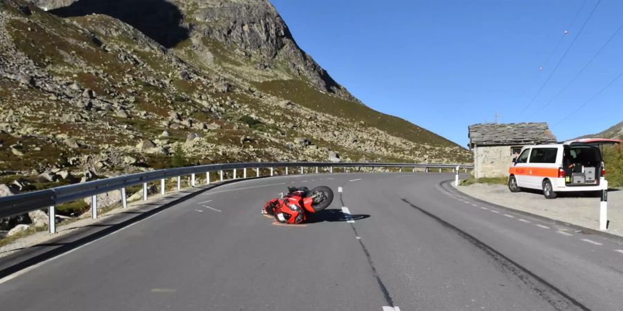 Motorradfahrerin stürzte und kollidierte mit Leitplanke.