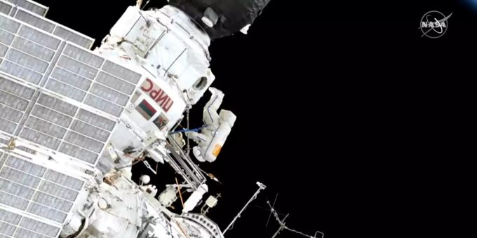 Das Bild zeigt Kommandeur Oleg Kononenko aus Russland bei einem Ausseneinsatz. Zwei Kosmonauten sind aus der Internationalen Raumstation (ISS) zu einem sechsstündigen Arbeitseinsatz ins Weltall ausgestiegen. Internationale Raumstation