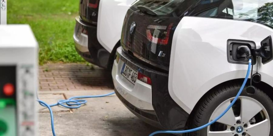 Derzeit ist die Zahl der E-Autos in Deutschland noch überschaubar. Doch auch wenn in den kommenden Jahren immer mehr Modelle auf den Markt kommen, ist die Energiebranche eigenen Aussagen zufolge vorbereitet. Foto: Patrick Pleul