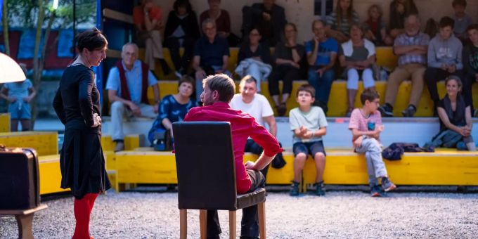 Dutzende Zuschauer folgen dem Schauspiel des Regiotheater Köniz. Dutzende Zuschauer folgen dem Schauspiel des Regiotheater Köniz