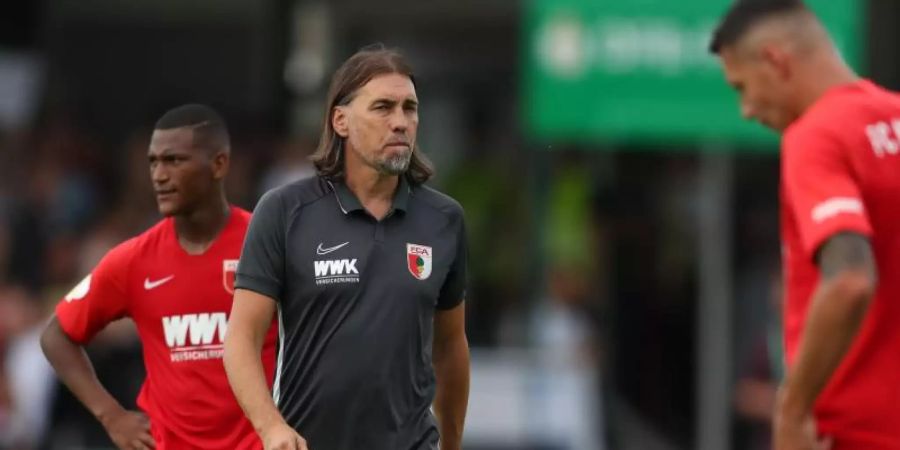 Bedient: FCA-Coach Martin Schmidt nach der Pleite in Verl. Foto: Friso Gentsch
