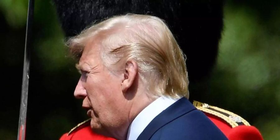 Donald Trump nimmt die Ehrenwache im Garten des Buckingham Palastes ab. Foto: Toby Melville/PA Wire