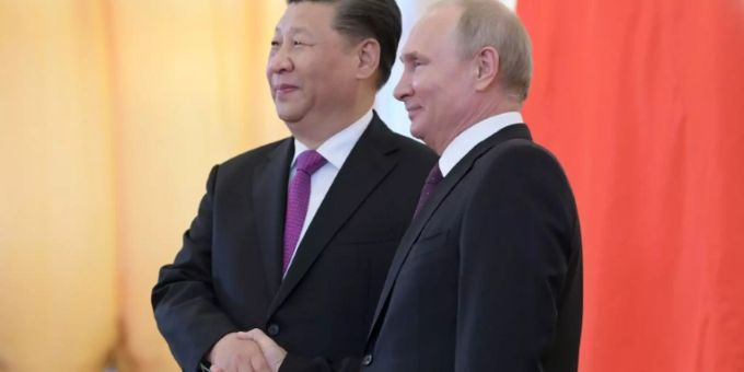 Händedruck von Xi (l.) und Putin im Kreml Händedruck von Xi (l.) und Putin im Kreml