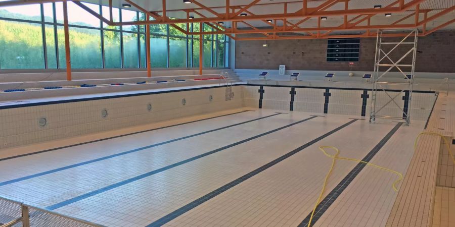 Leeres Becken für die Sommerrevision im Hallenbad