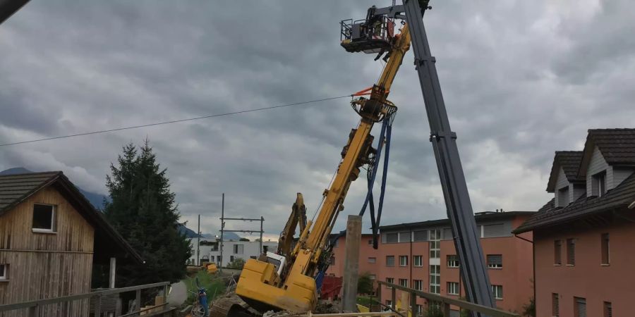 Drehbohrgerät in Schieflage geraten und drohte auf Haus zu stürzen.