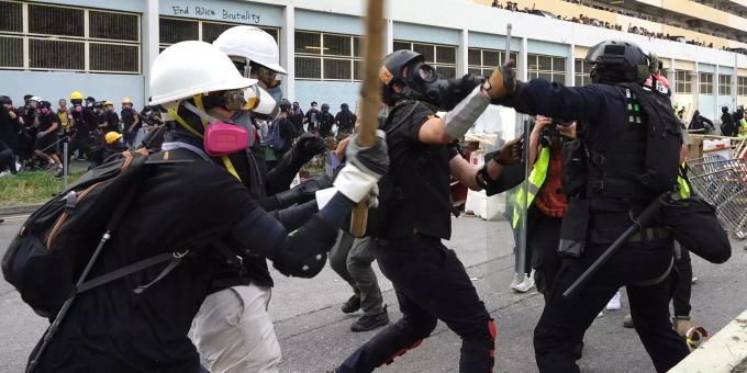 Polizei und Protestierende geraten aneinander. Hongkong