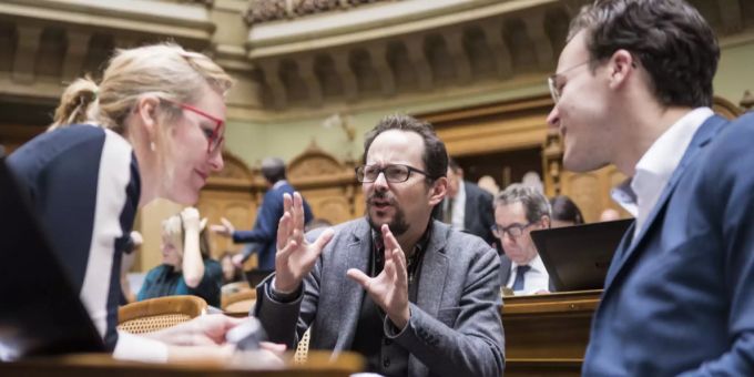 Frktionspräsident Balthasar Glättli spricht mit seinen Fraktionskollegen Aline Trede und Bastien Girod an der Wintersession 2018. Trede Glättli Girod