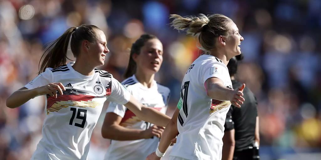 Deutsche Fussballnationalmannschaft der Frauen siegt klar mit 40