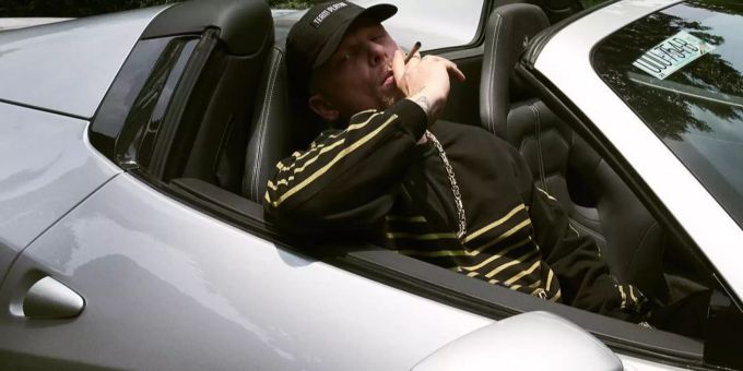 Bonez MC in seinem Auto. Bonez MC