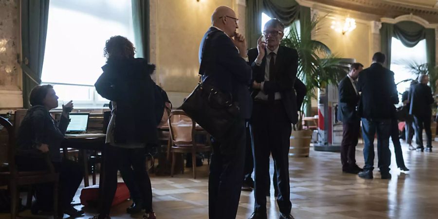 In der Wandelhalle des Bundeshauses kämpfen Lobbyistinnen und Lobbyisten für die Anliegen ihrer Auftraggeber. Diese dürfen weiterhin im Dunkeln bleiben. Der Nationalrat lehnt Transparenz-Regeln ab. (Archivbild)