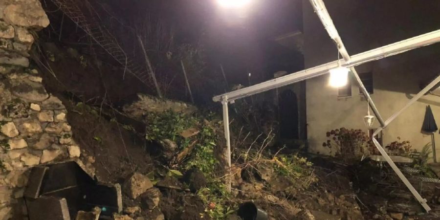 Am Freitagabend ist in Estavayer-le-Lac ein Teil der Terrasse eines Wohnhauses beschädigt worden, weil eine Stützmauer einstürzte.