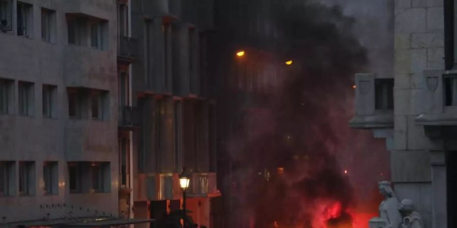 Brennende Strassenbarrikade in Barcelona: Neue schwere Unruhen haben den Unabhängigkeitskonflikt in Katalonien bedrohlich angeheizt. Foto: Manu Fernandez/AP/dpa