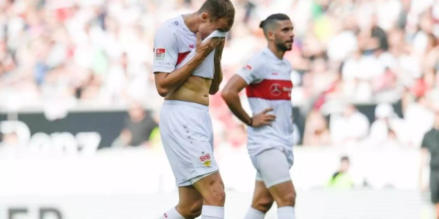 Beschimpfte nach seiner Ampelkarte auch noch den Schiedsrichter: Stuttgarts Holger Badstuber (l). Foto: Tom Weller/dpa