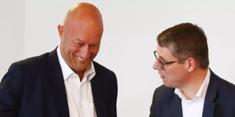Endlich geschafft Thüringens FDP-Chef Thomas L. Kemmerich und Generalsekretär Robert Martin Montag strahlen nach der Bekanntgabe des endgültigen Ergebnisses der Landtagswahl. Foto: Bodo Schackow/dpa-Zentralbild/dpa