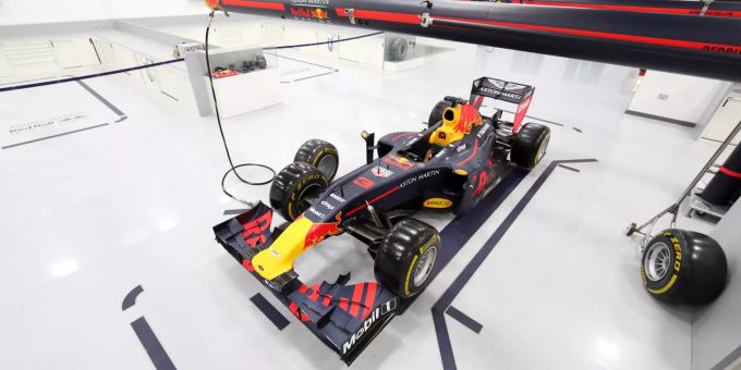 Die Fabrik von Red Bull in Milton Keynes. Für gewöhnlich hätte McLaren hier keinen Zutritt. Red Bull McLaren