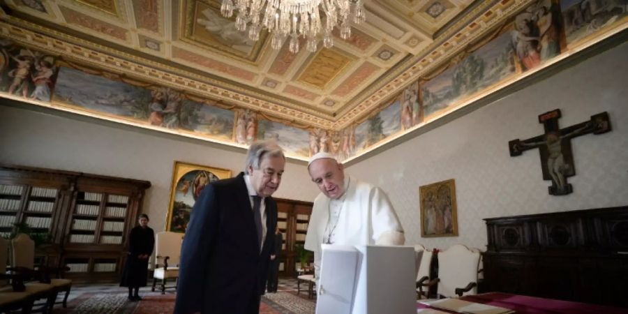 Papst Franziskus (r.) mit UN-Generalsekretär Guterres