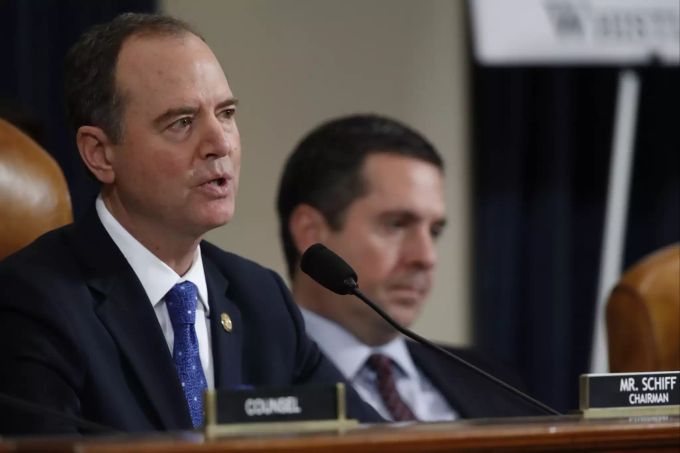 Der Vorsitzende Adam Schiff befragt momentan Botschafter Sondland. Trump Impeachment