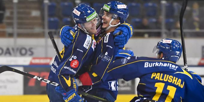 Enzo Corvi (links) wird von seinen Teamkollegen nach dem Siegtreffer gegen Lugano gefeiert Enzo Corvi (links) wird von seinen Teamkollegen nach dem Siegtreffer gegen Lugano gefeiert