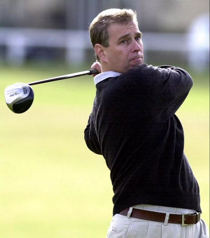 Prinz Andrew beim Golfspielen. prinz andrew