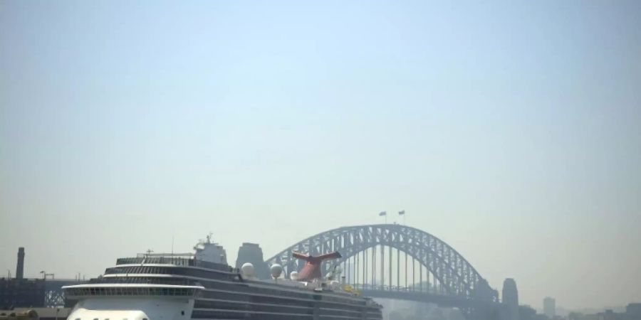 Kreuzfahrtschiff vor der Sydney Harbour Bridge