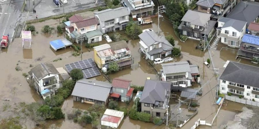 Überflutetes Wohngebiet in der Stadt Sakura in der Präfektur Chiba. Foto: Uncredited/Kyodo News/dpa