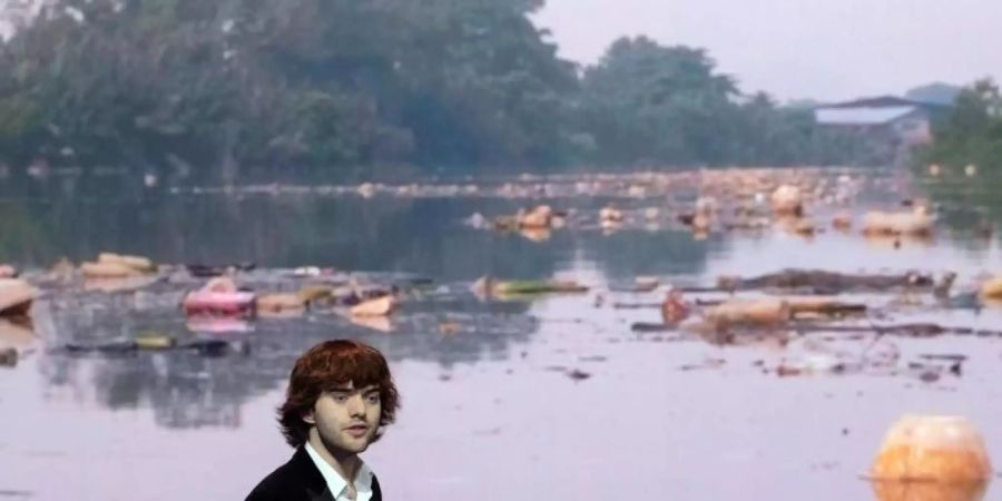 Boyan Slat, Erfinder des «Ocean Cleanup Interceptor», bei der Präsentation der Pläne für eine schwimmende Abfangvorrichtung von Plastikmüll, der über Flüsse in die Meere. Foto: Peter Dejong/AP/dpa