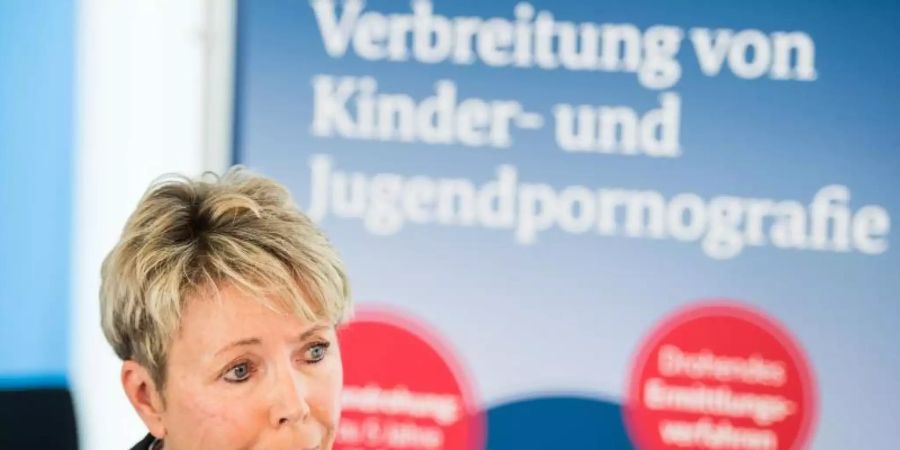 BKA-Abteilungsleiterin Sabine Vogt spricht in Wiesbaden zu Journalisten. Foto: Andreas Arnold/dpa