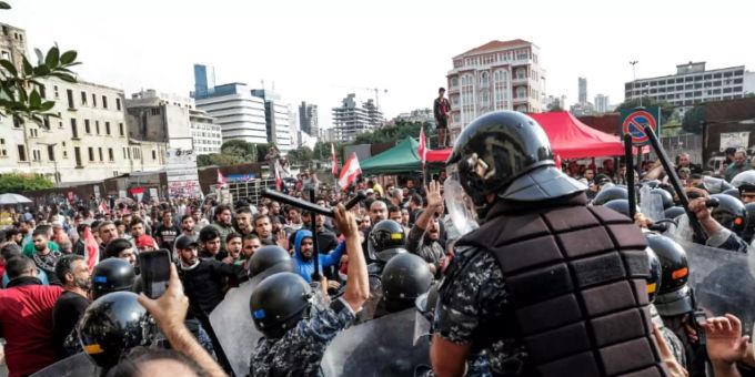 Sicherheitskräfte und Demonstranten trafen in Beirut aufeinander. libanon