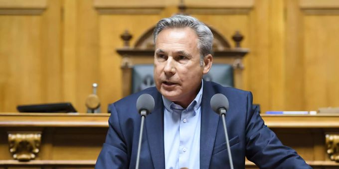 Nationalrat Adrian Amstutz (SVP/BE) macht's vor: Im Parlament ist der Anzug die Uniform der Politiker. Adrian Amstutz Parlament
