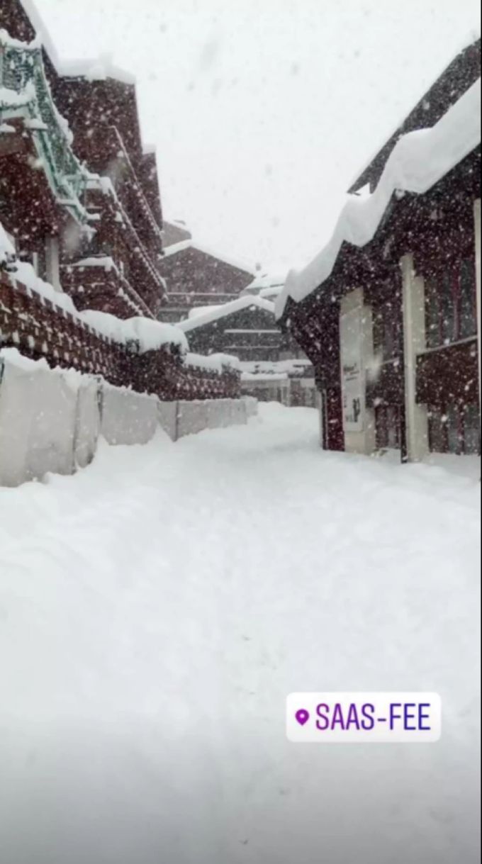 Bilder auf Instagram zeigen, dass man kaum mehr durchs Dorf marschieren kann. Saas-Fee