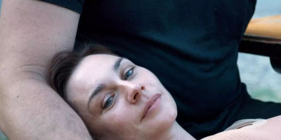 Als Astrid (Christiane Paul) mit ihrer neuen Liebe nach Budapest fährt, holt sie die Vergangenheit ein. Foto: Reinhold Vorschneider/Flare Film/dpa